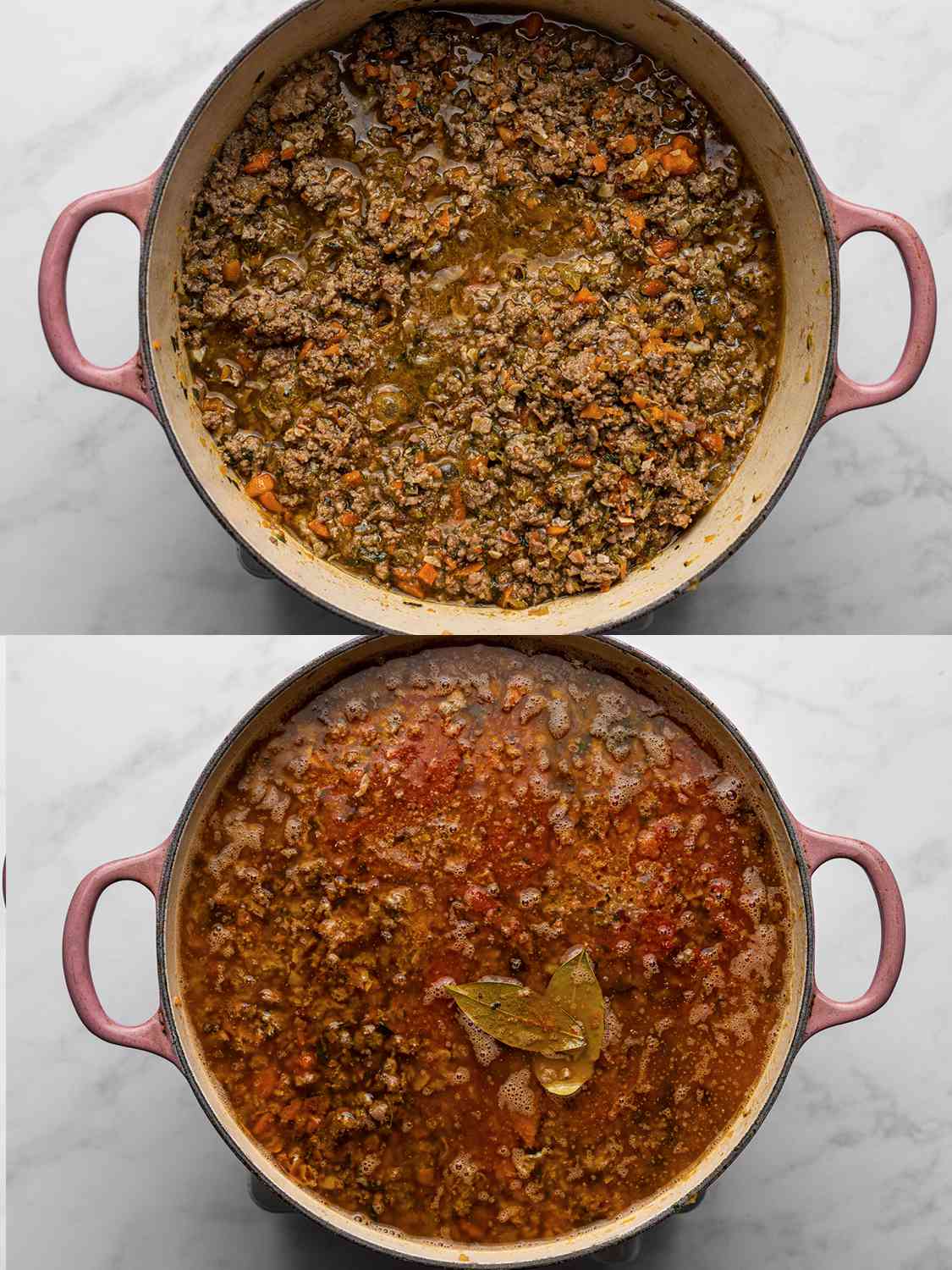 两幅图像的拼贴画。上面的图片显示的是加了酒的肉，大部分的酒都蒸发了。下图显示的是备用高汤、西红柿、牛奶和月桂叶加入荷兰烤箱。gydF4y2Ba