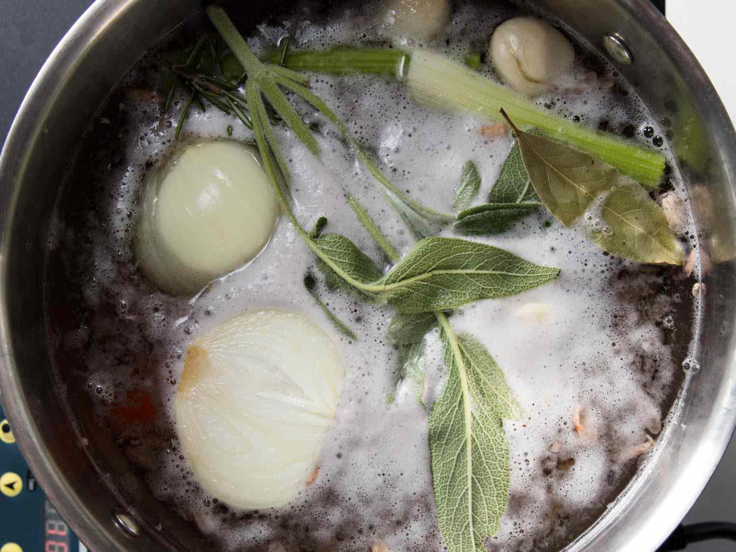 头顶上的干豆子在一锅有香味的水中煨着
