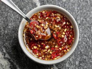 泰式甜辣椒蘸酱，用勺子盛在碗里