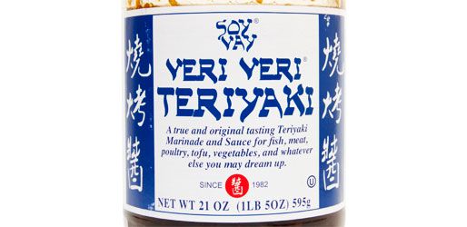 蓝色和白色瓶子的Veri Veri品牌照烧酱的特写