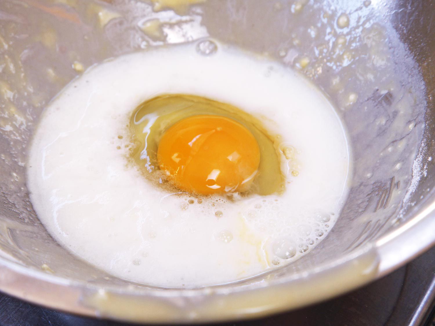 鸡蛋和牛奶在碗里gydF4y2Ba