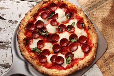 意大利辣肠和罗勒披萨在Roccbox披萨烤箱