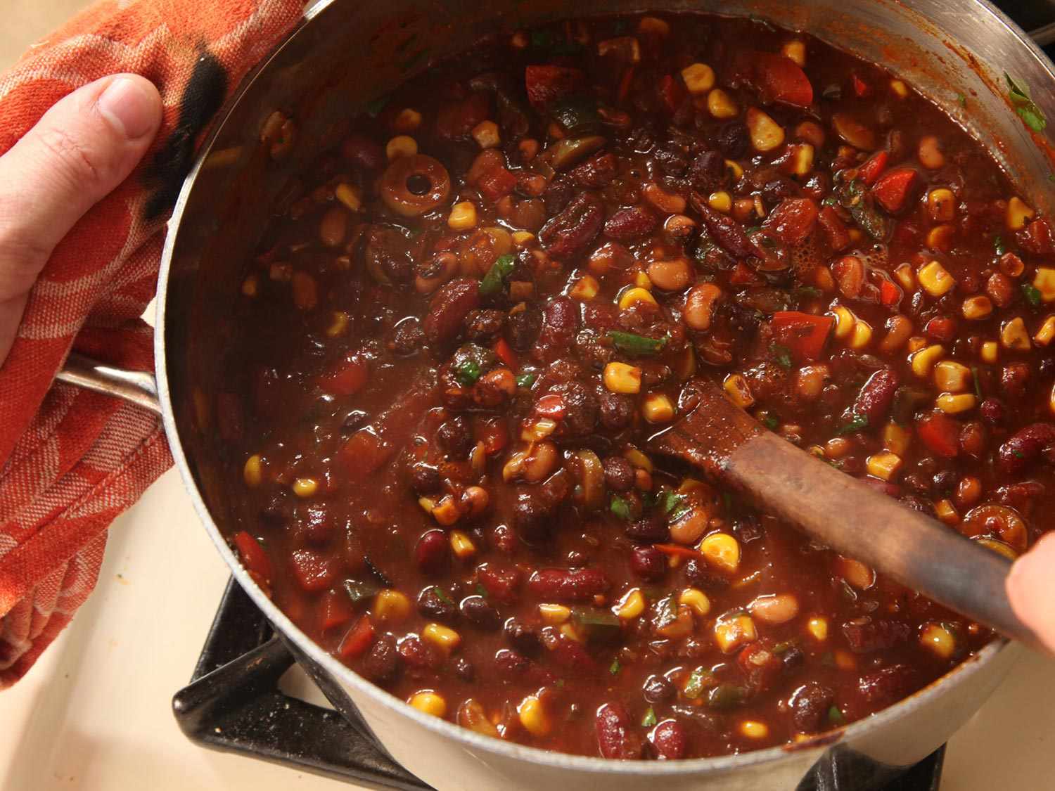 在锅里搅拌素辣椒。