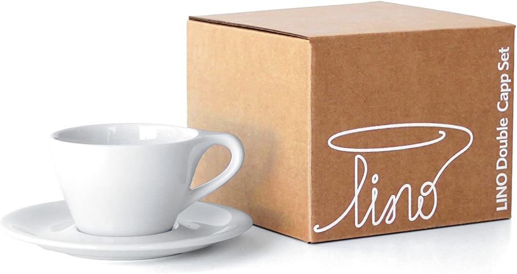 一个浓缩咖啡杯和茶托，旁边是一个白色背景的盒子