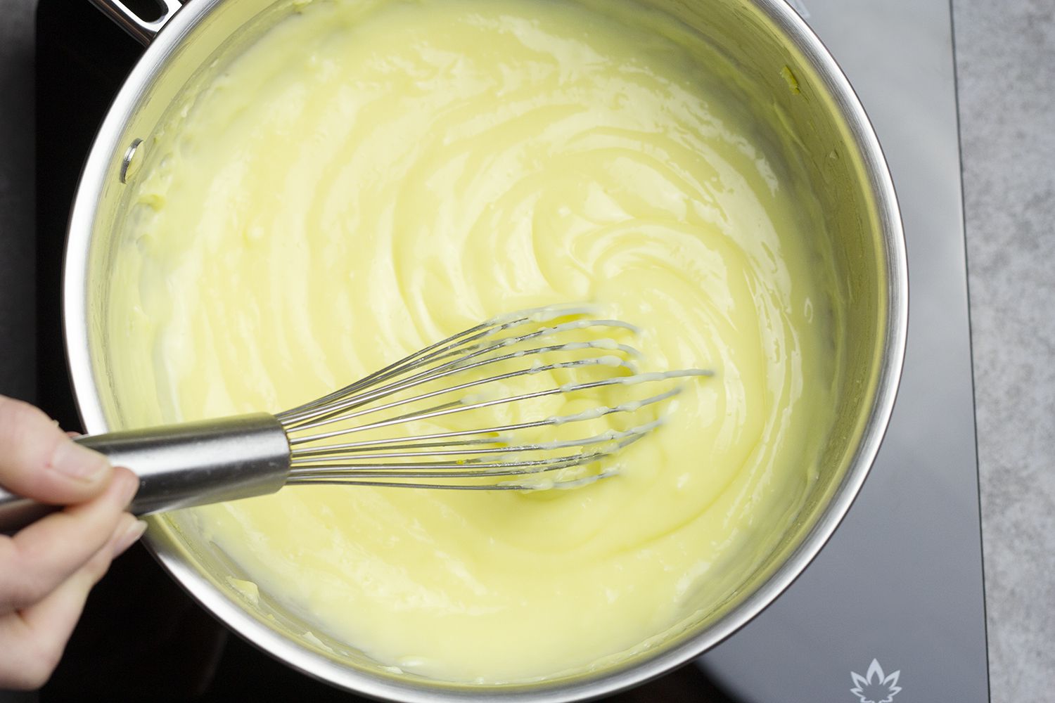 制作蛋奶冻手mid-whisk的好。