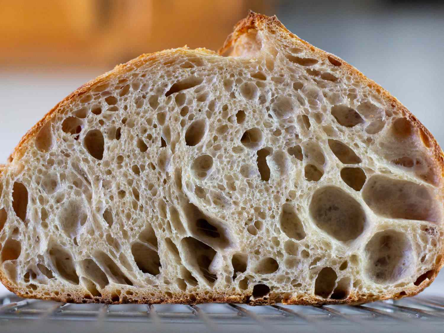 酵母面包的内部，切成两半，露出面包屑中的大气孔gydF4y2Ba