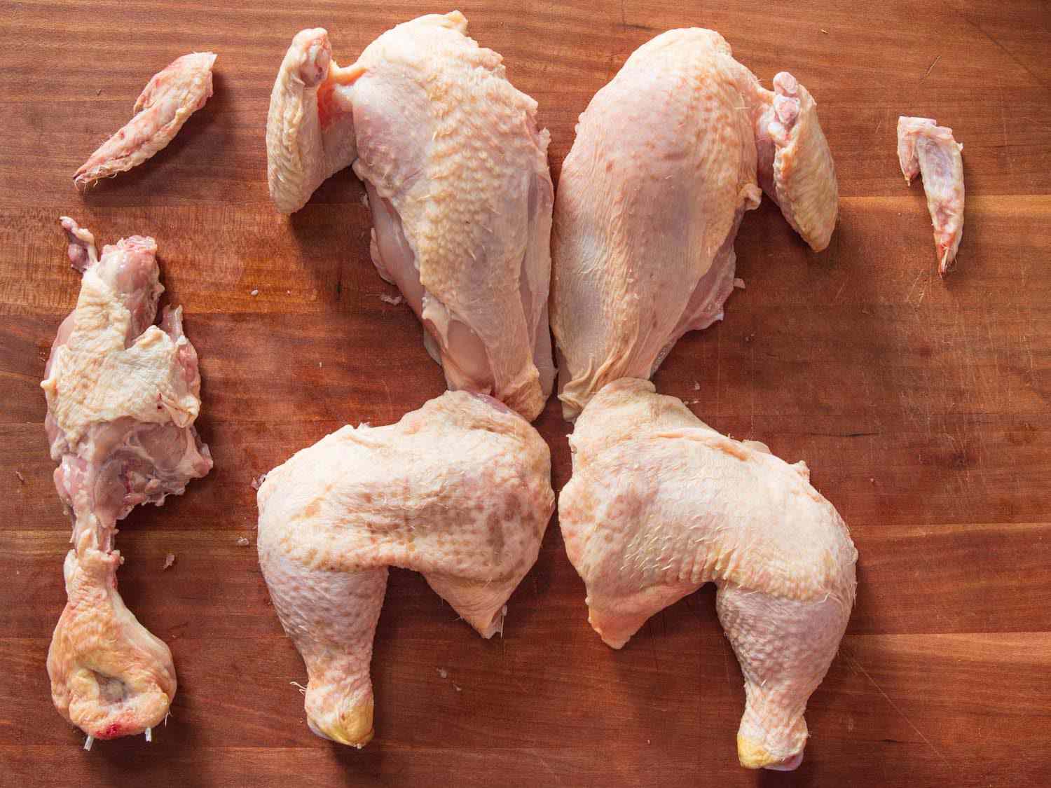 切成四份的鸡，带翅尖和鸡背。