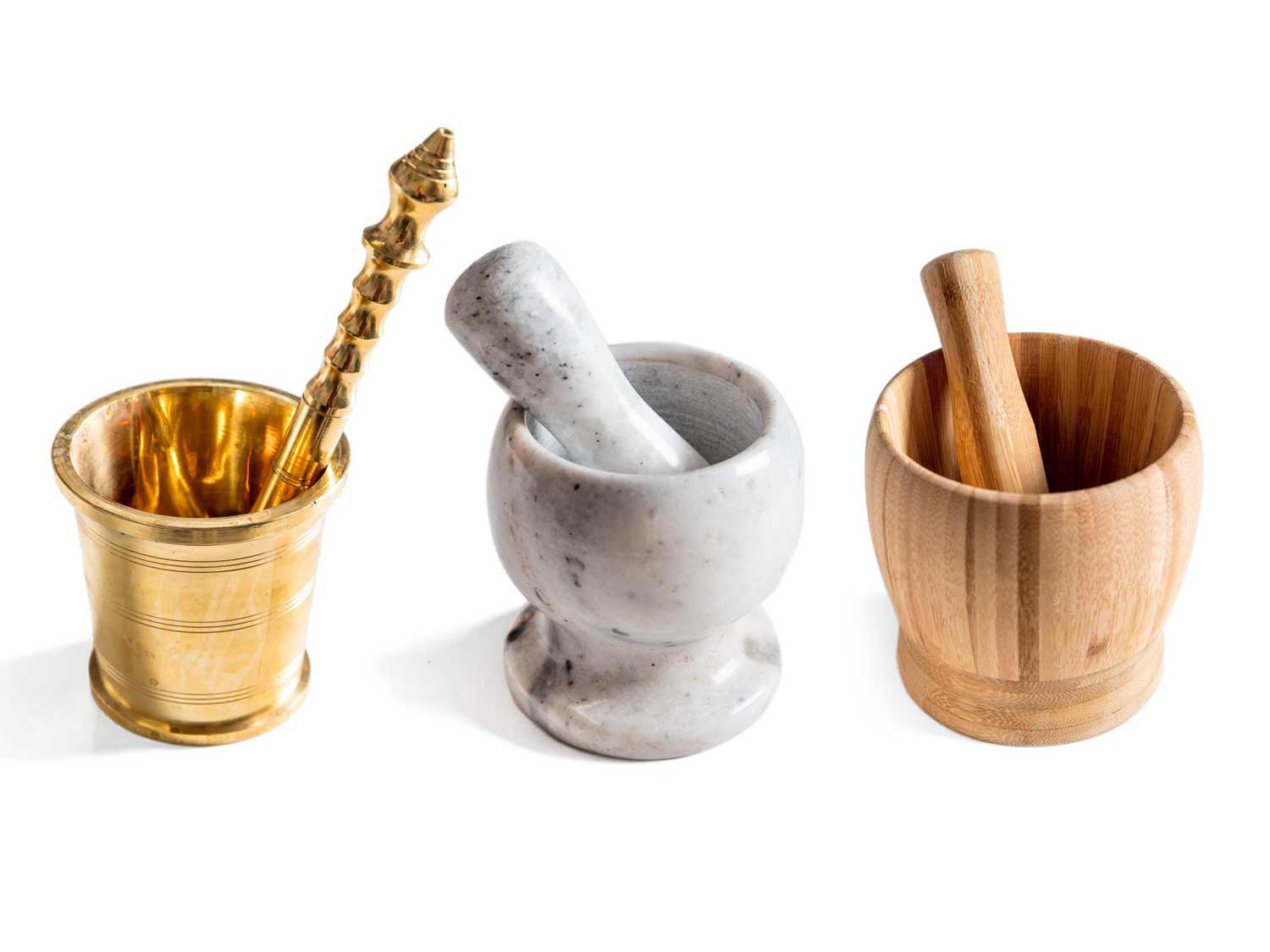 黄铜、大理石和木头制成的三种小研钵和杵
