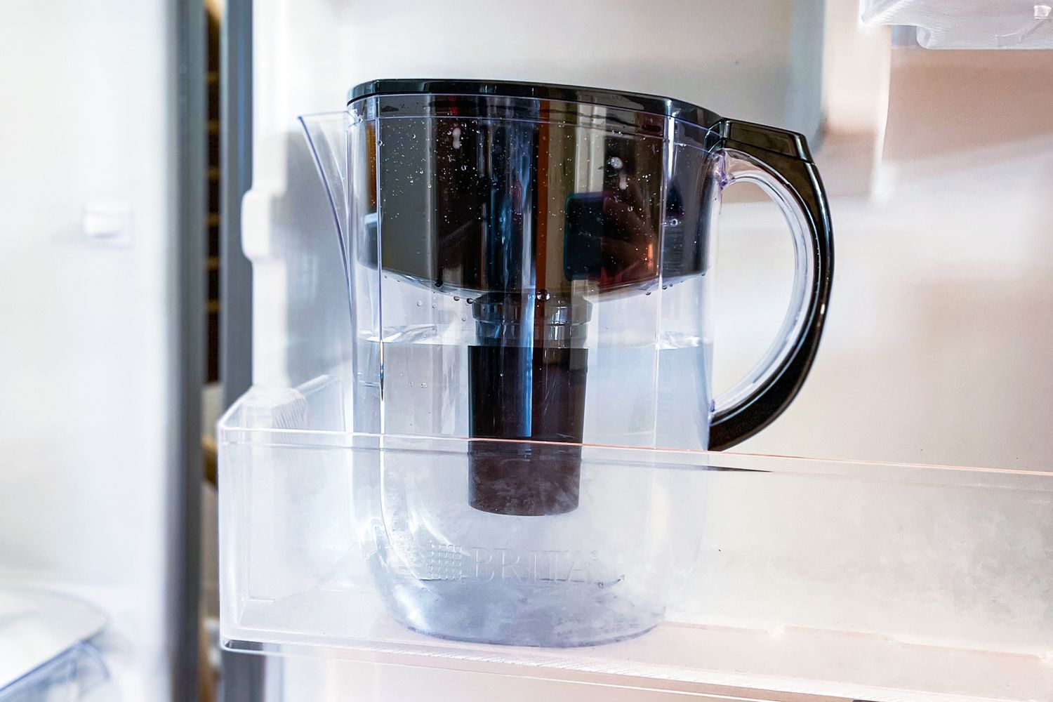 冰箱侧门上的布雷塔水罐。