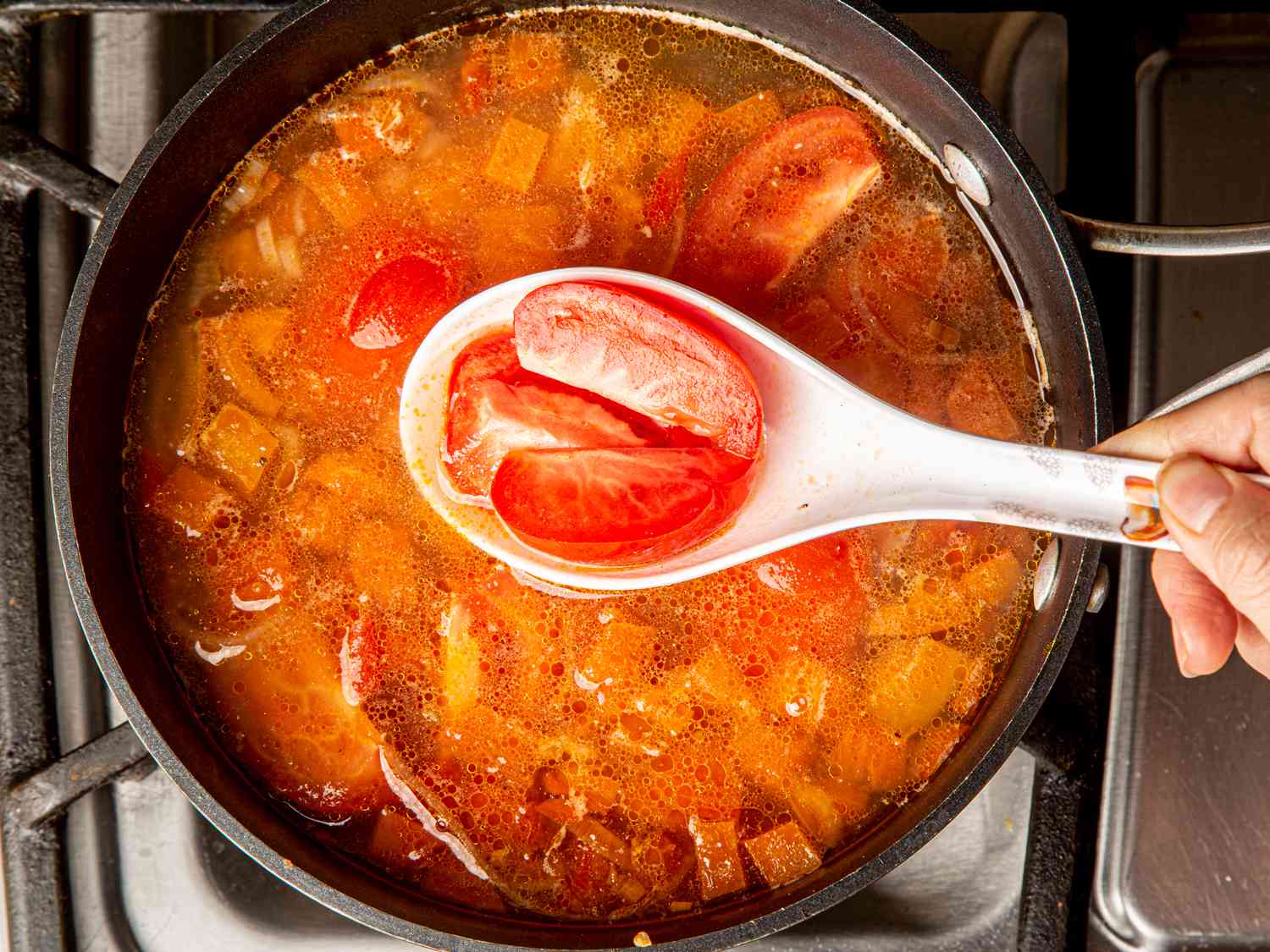 俯视图整个西红柿被添加到鱼汤