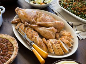 一盘雕刻土耳其切肉刀和叉,包围核桃派,绿豆焙盘,沙拉