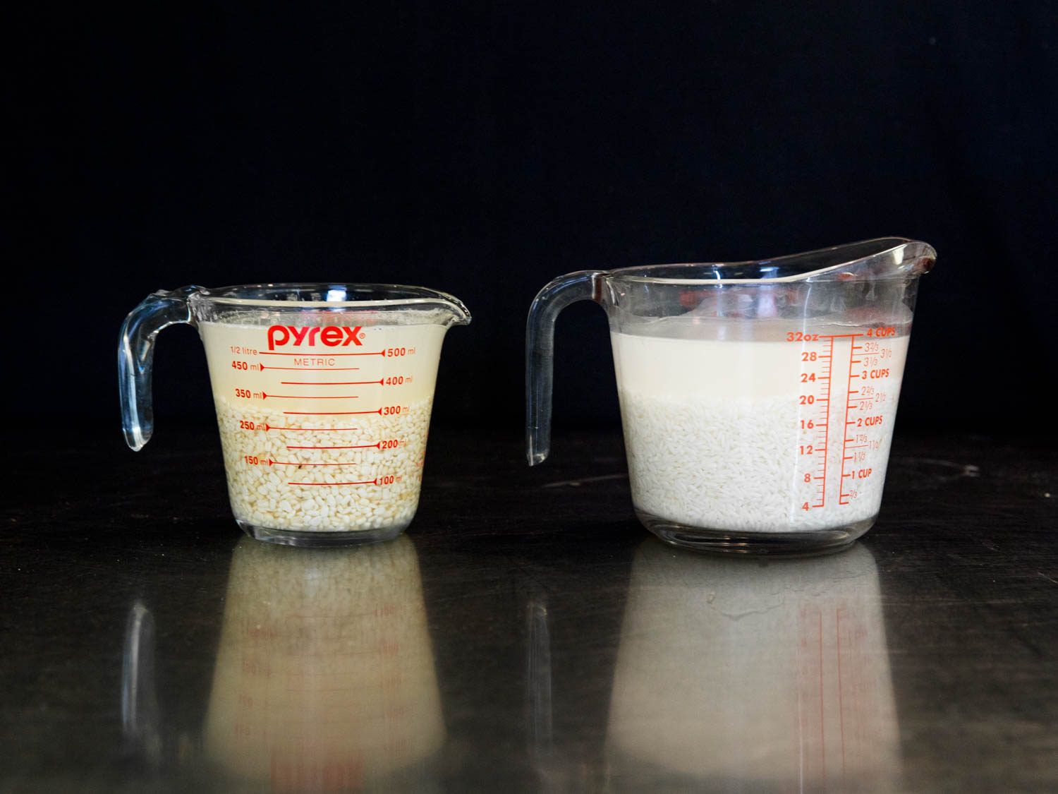 两个玻璃量杯，盛着浸泡在液体中的米粒和乌拉德木豆。gydF4y2Ba