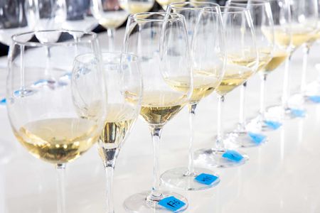 白葡萄酒在一堆不同的眼镜