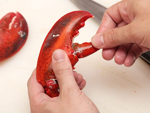 在煮熟的龙虾爪上掰开小钳子