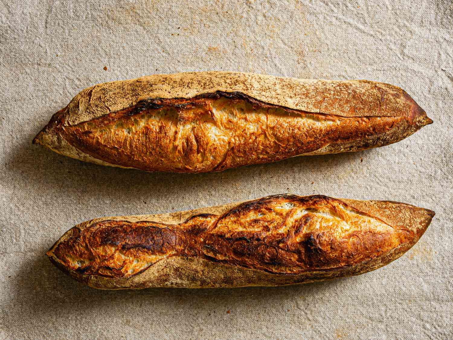 两个法国长棍面包