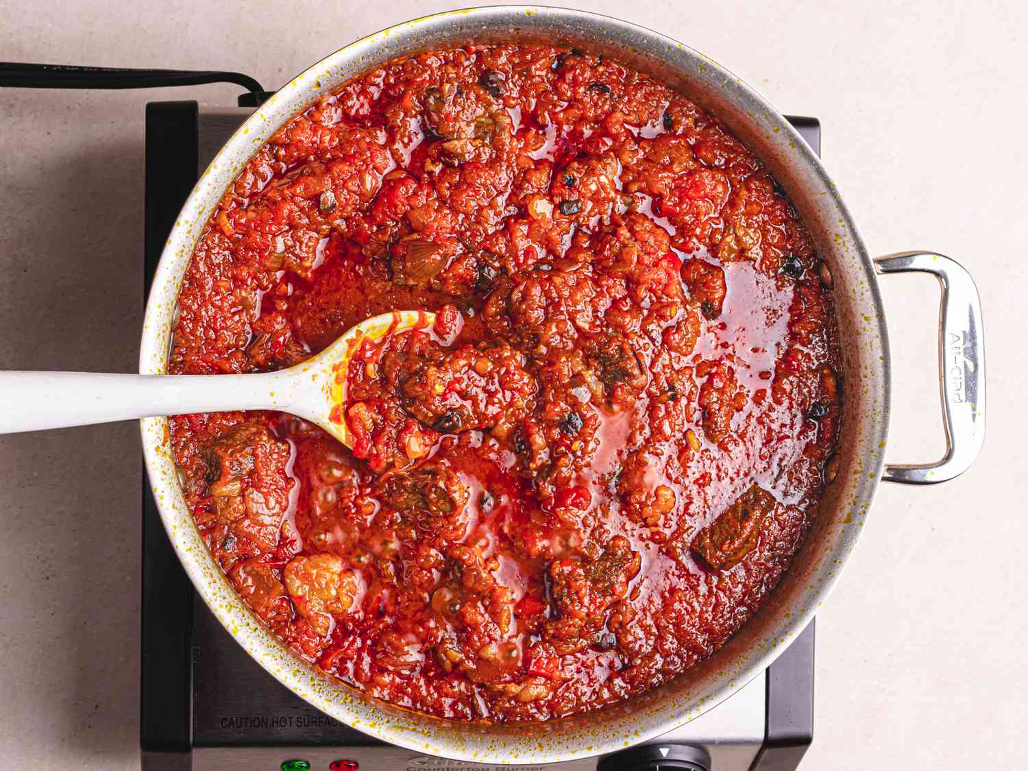 加了番茄混合物的炖汤的俯视图