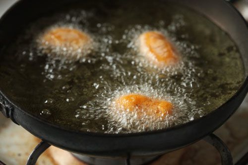 在煎锅中油炸马铃薯。