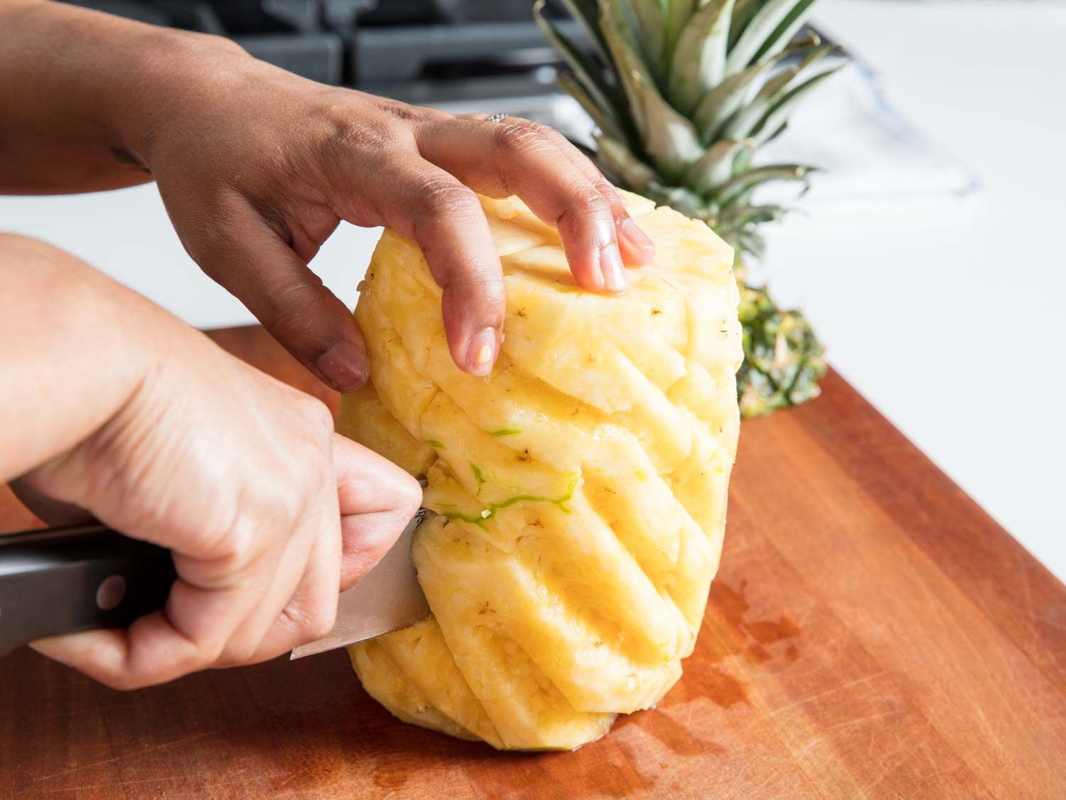 把菠萝切成四瓣的刀。