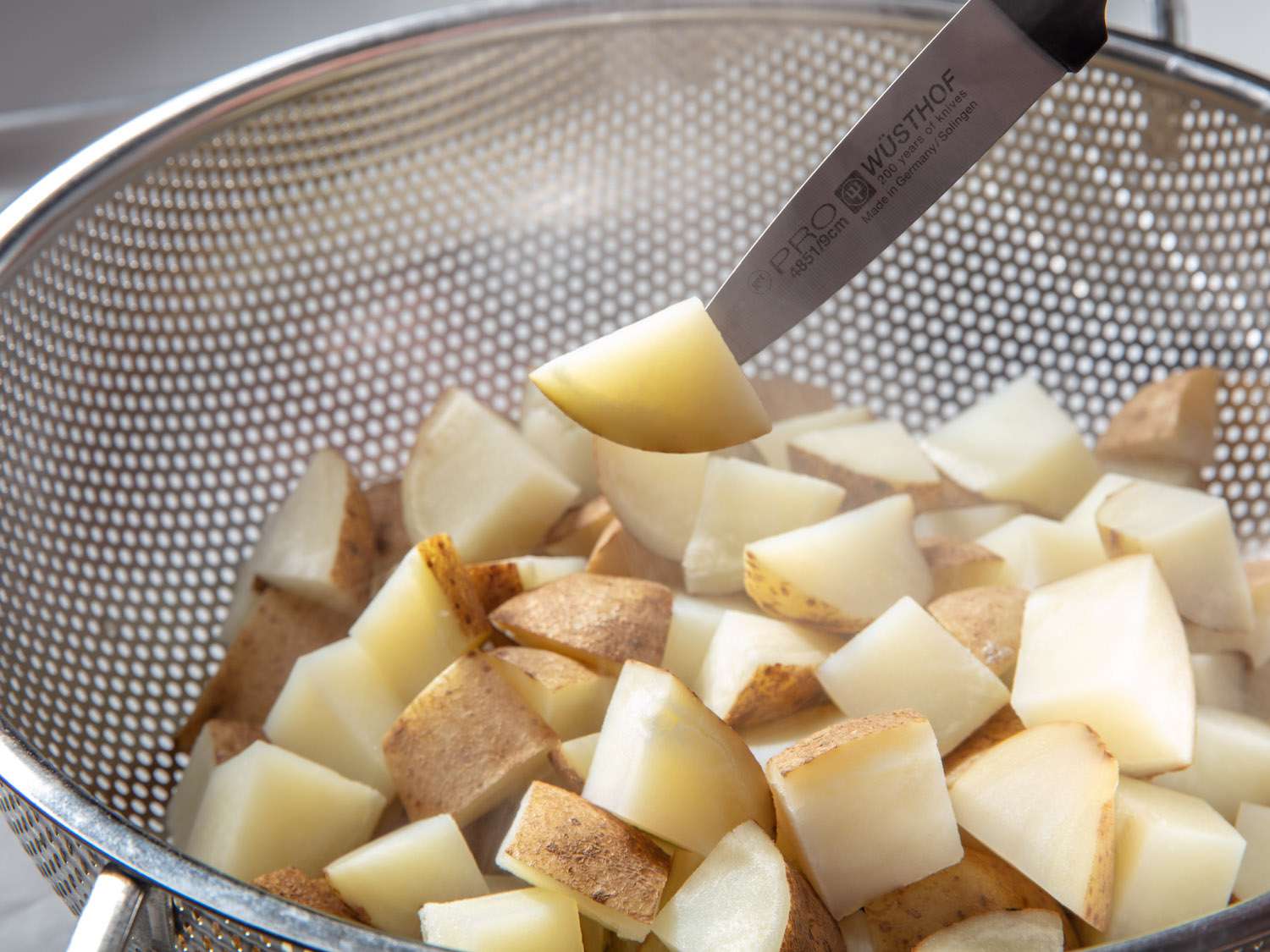 立方已经炖土豆在水嫩,排水滤锅。