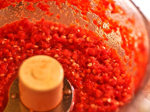 在食品加工机的碗里放入切碎的辣椒。