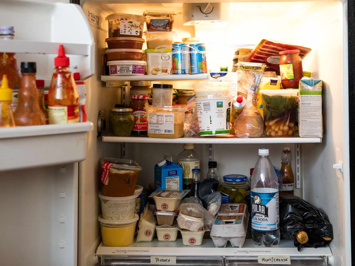 一个非常完整的冰箱的内部。