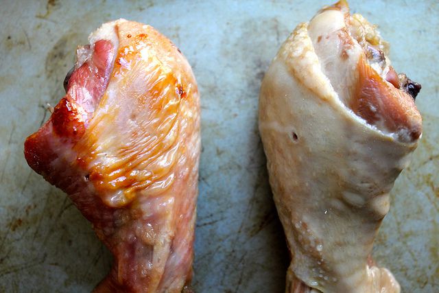 两只火鸡腿，并排着。左边的腿是烤的，右边的腿是蒸的。