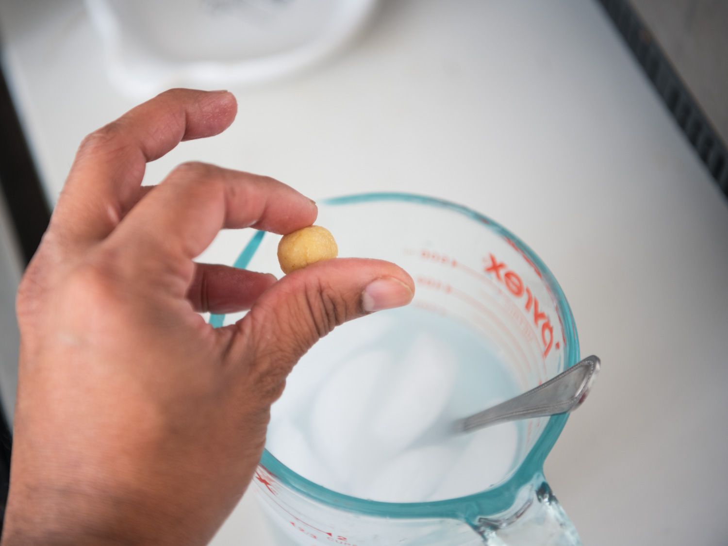 小块奶油面团在食指和拇指之间捏成一个球，经过冰浴试验gydF4y2Ba