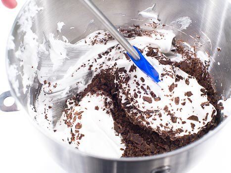 把切碎的巧克力折成蛋白霜。