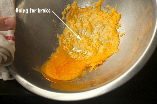 金属碗里融化的碎奶酪。