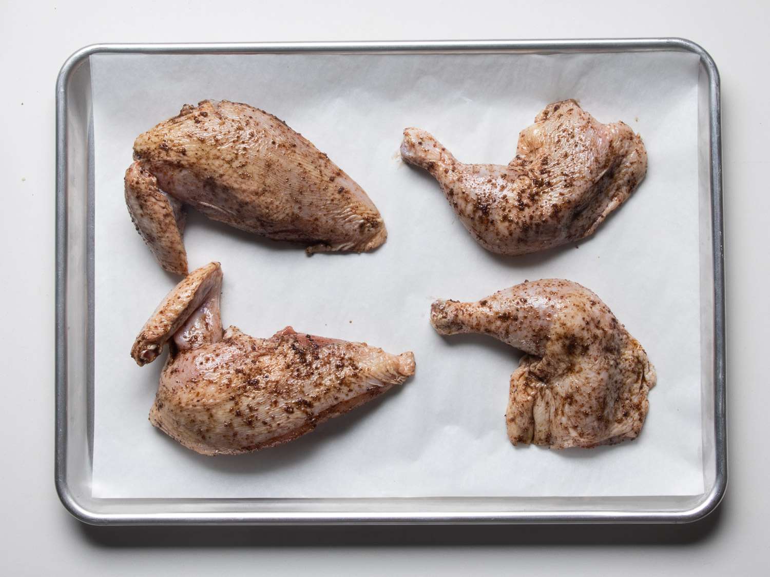 经验丰富的鸡在羊皮纸内衬烤盘。