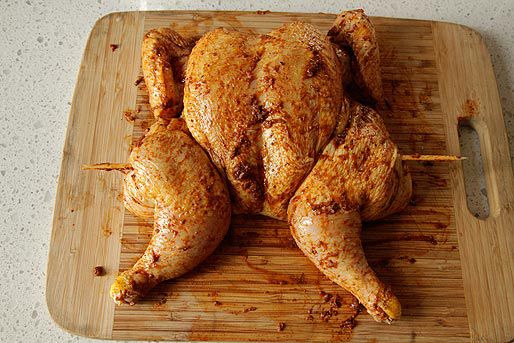 秘鲁烤鸡用烤串夹住并涂上香料混合物的烤鸡。gydF4y2Ba