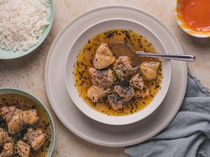 白碗里的尼日利亚胡椒汤。