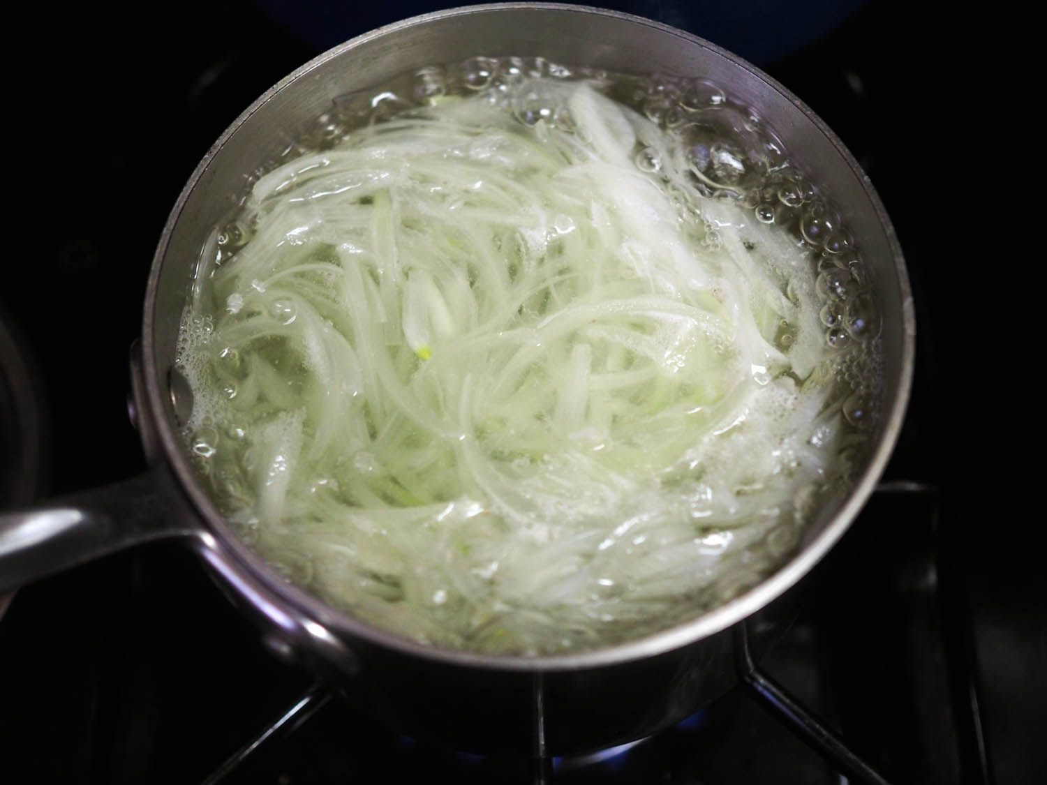 切洋葱变白的盐水测试soubise制备方法之一。