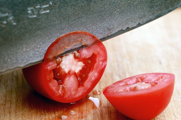 把番茄切成薄片来测试刀的锋利程度
