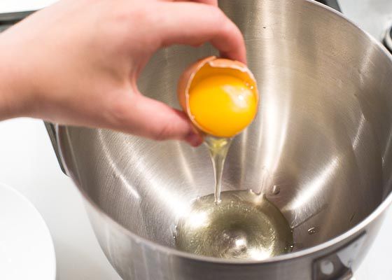 把蛋白和蛋黄分开。将白色倒入搅拌碗中。