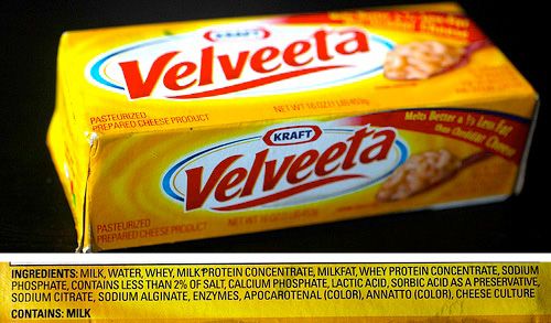 Velveeta包装显示成分表。
