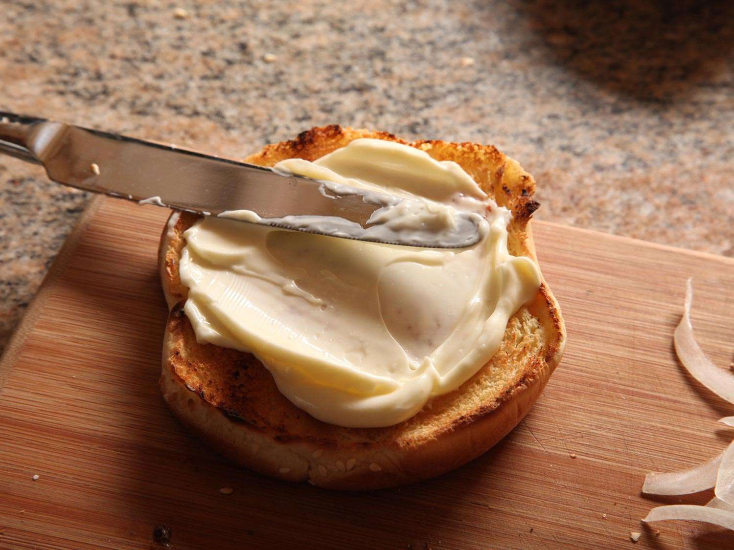 蛋黄酱涂在烤面包上。