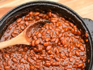 用木勺搅拌的一罐烧烤豆。