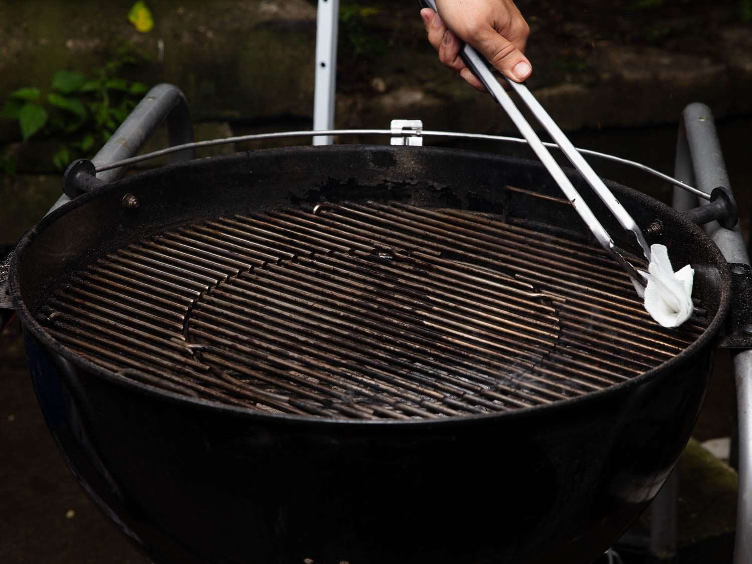 清洗和上油预热烤架格栅:这是任何烧烤食谱必不可少的步骤，尤其是鱼
