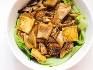 俯瞰红烧蘑菇、豆腐和芥菜