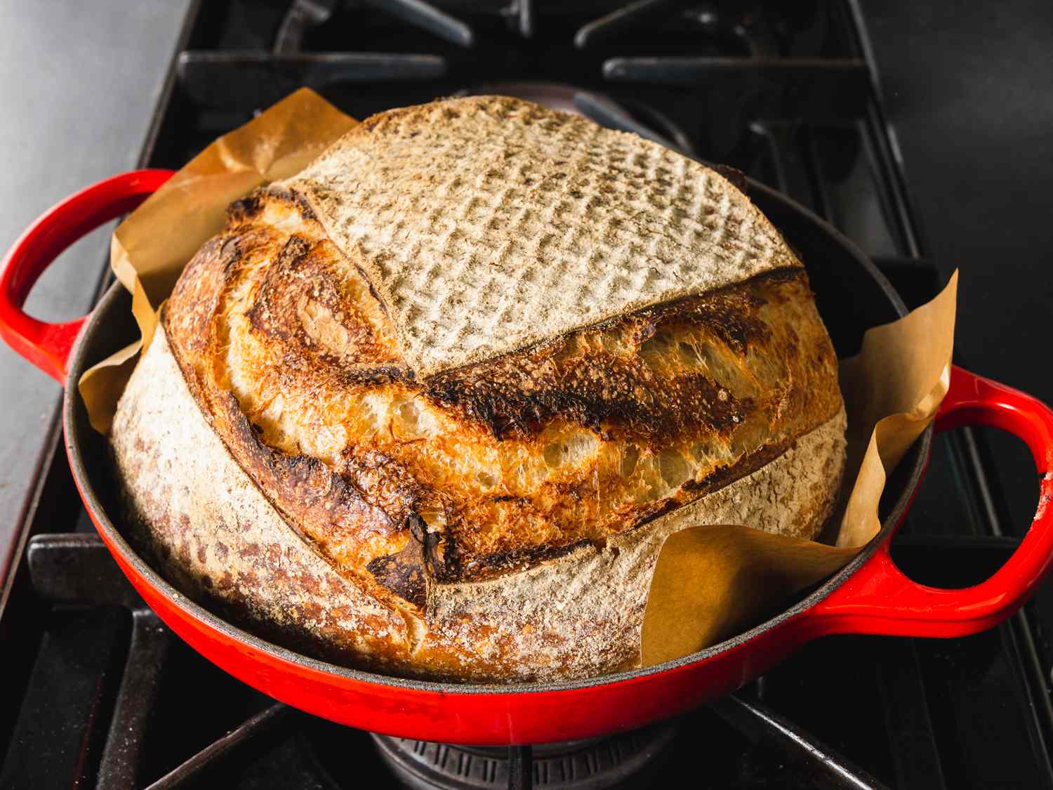 用Le Creuset面包烤箱做的面包，下面挂着一张羊皮纸
