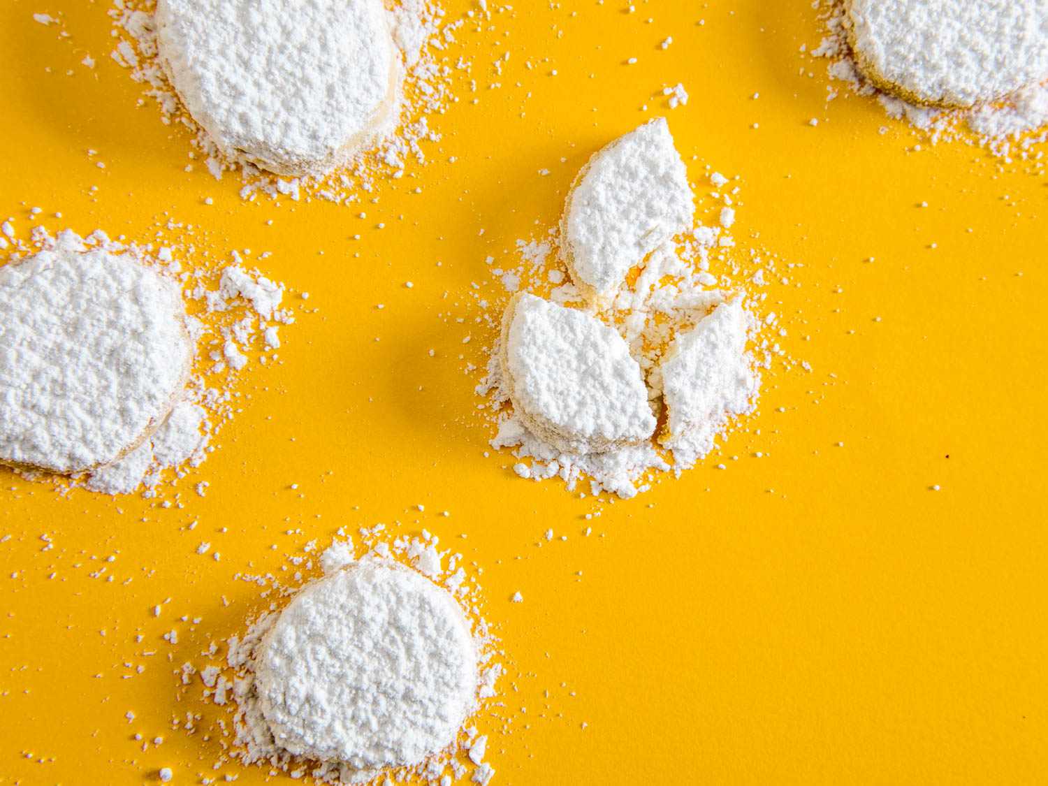 sugar-covered柠檬粉meltaway饼干在一个黄色的背景下