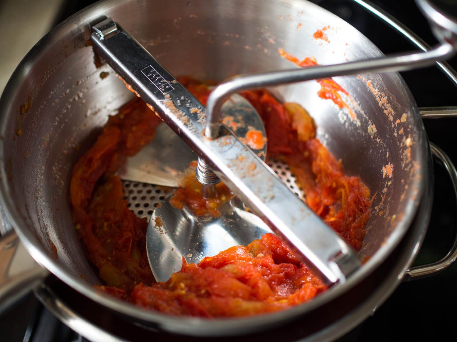 西红柿碾磨后，在食品碾磨机里的西红柿皮。
