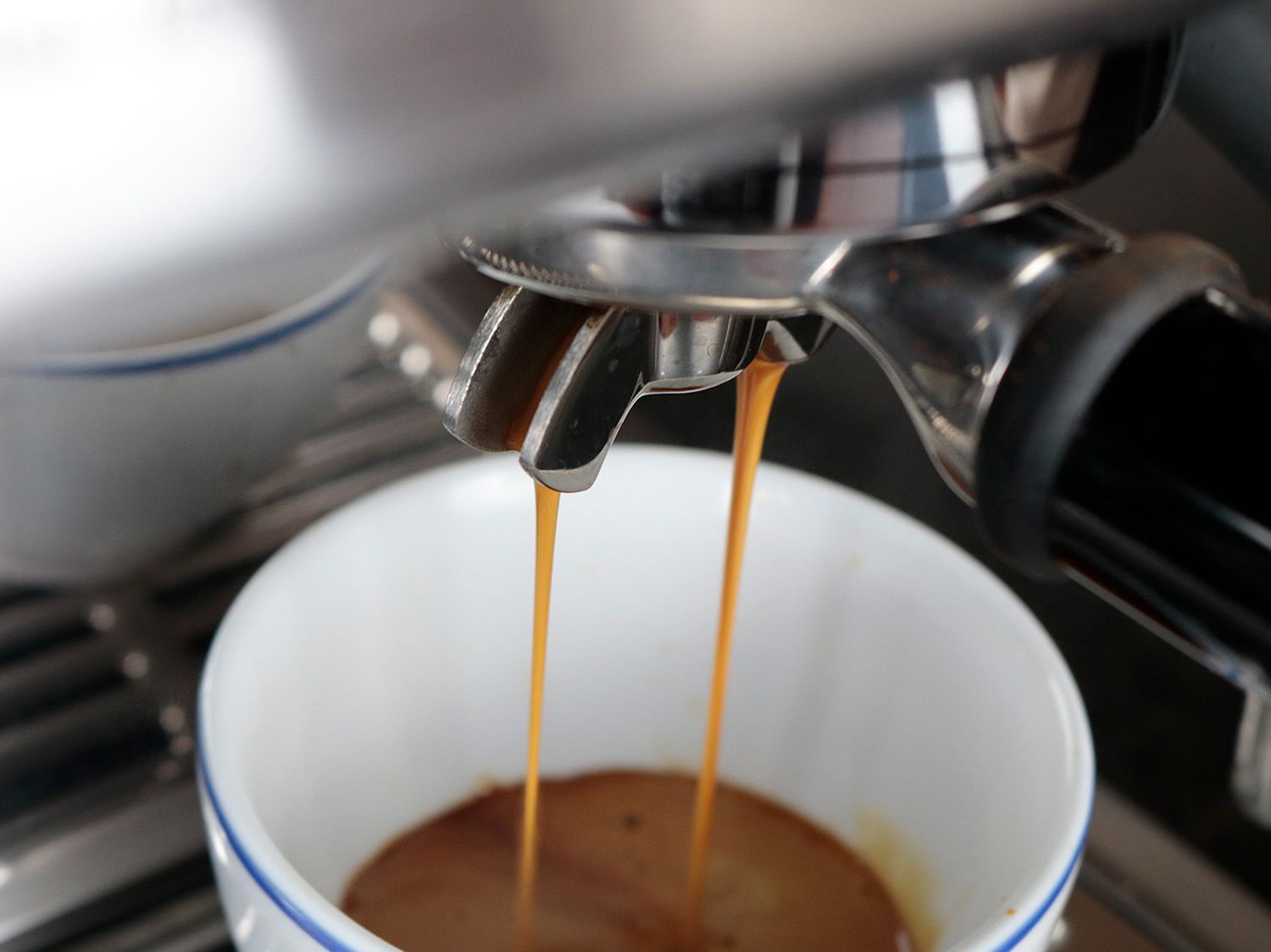 一个咖啡机portafilter显示两个咖啡流掉的嘴