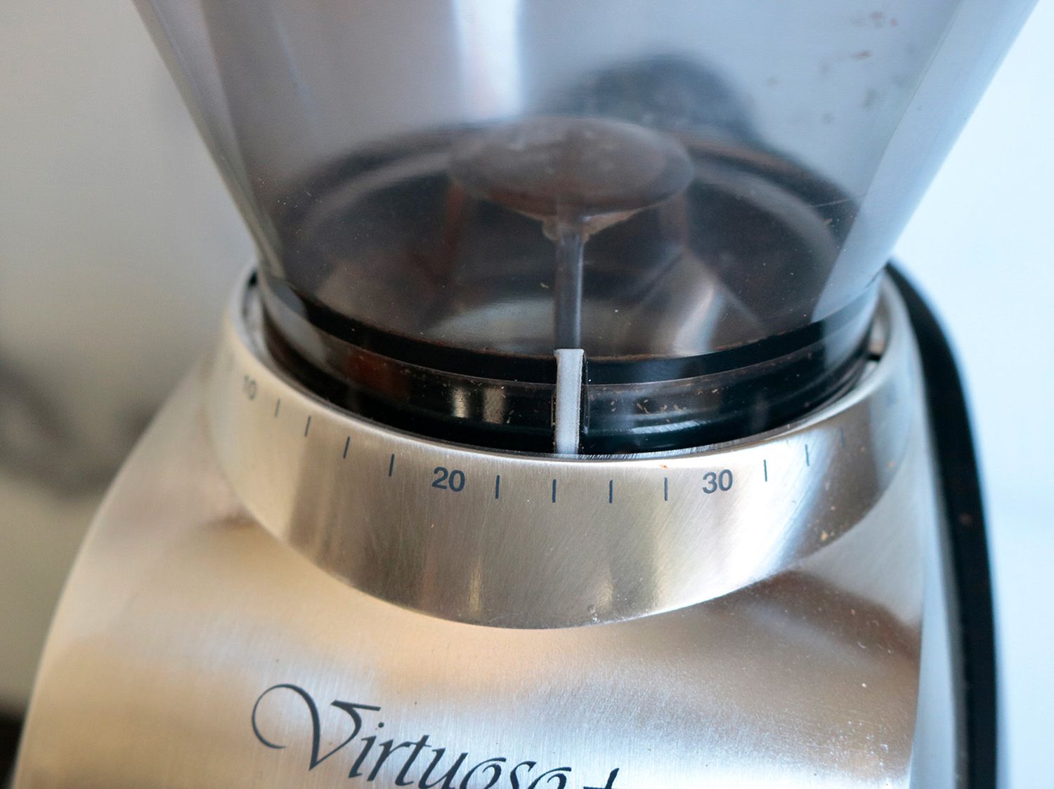 咖啡研磨机上的研磨调节刻度盘的特写