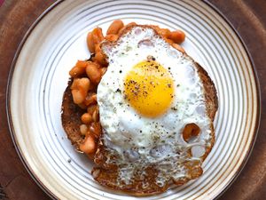早餐速食豆和煎蛋