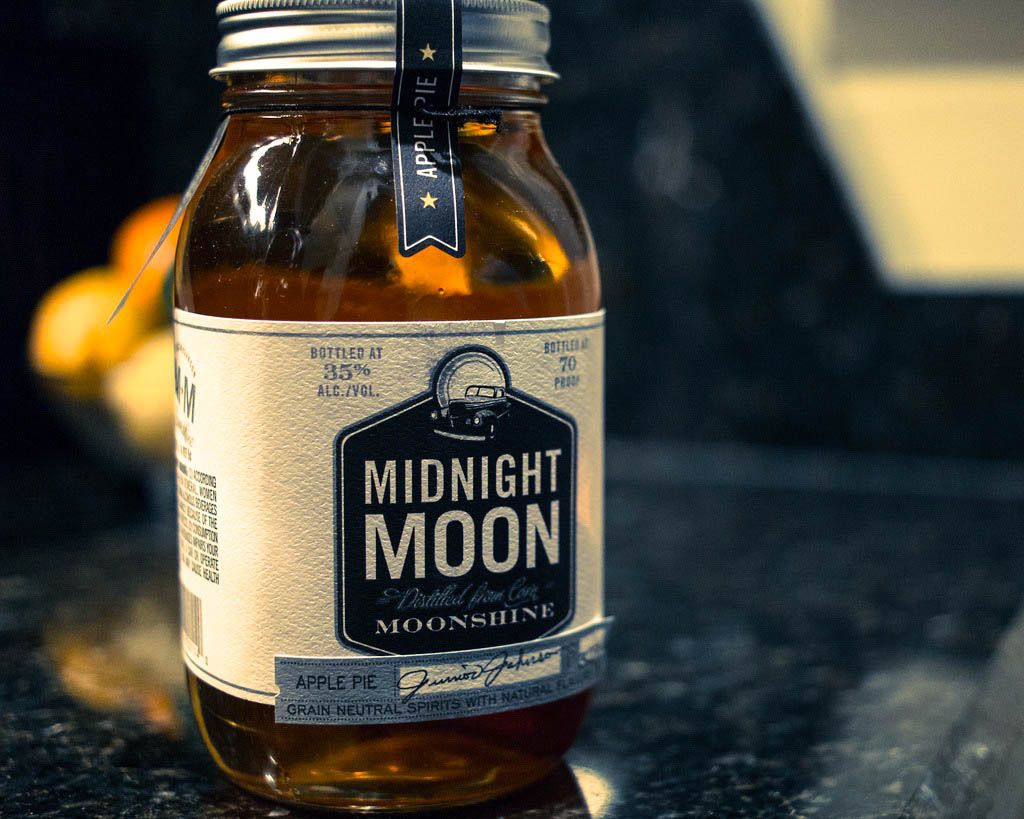 午夜月亮品牌口味的私酿烈酒在一个罐子里