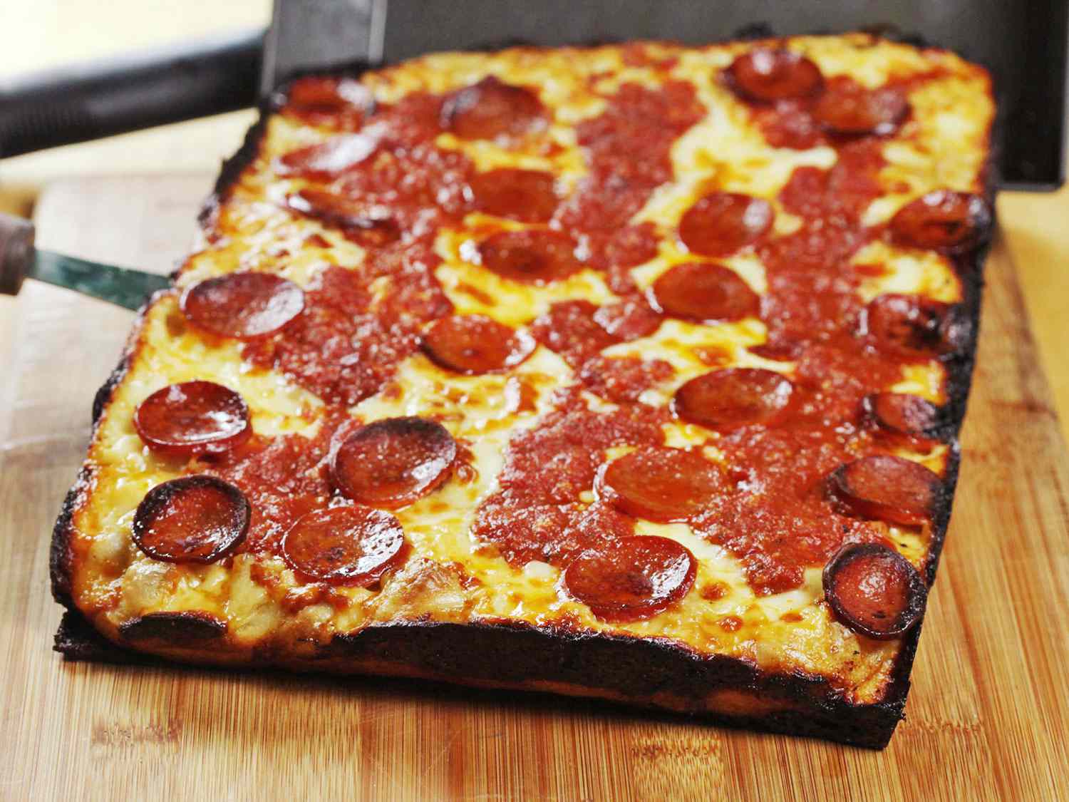 底特律风格的披萨放在砧板上gydF4y2Ba
