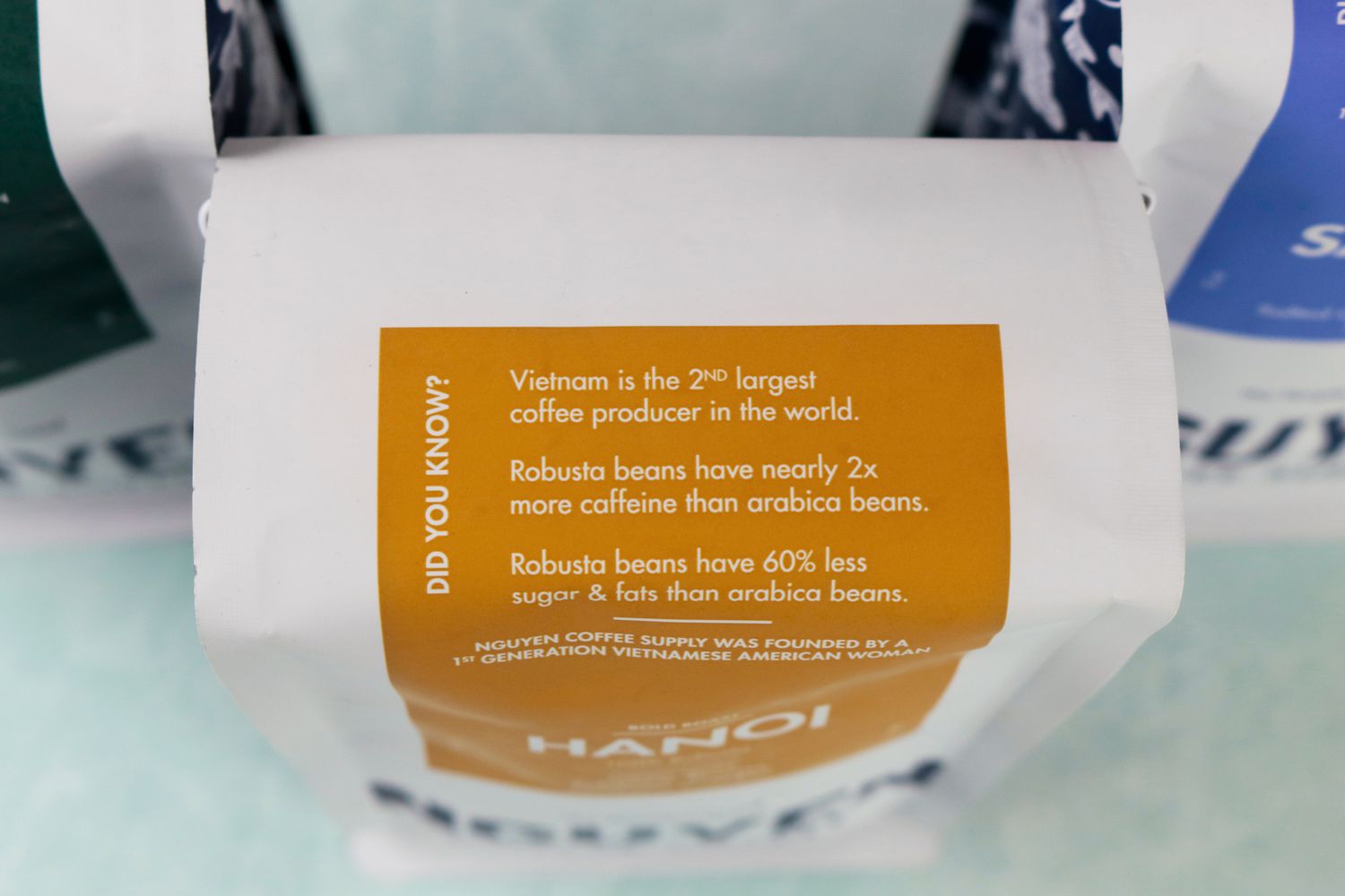 一个特写镜头看标签的咖啡袋