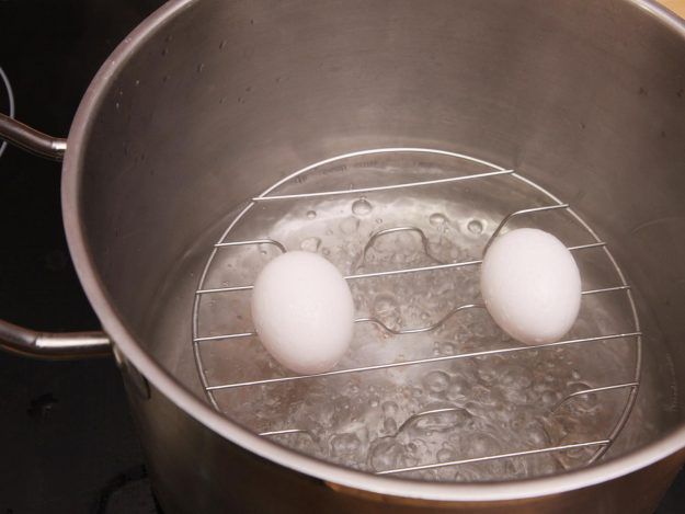 两个鸡蛋放在蒸锅上，放入锅中加入开水